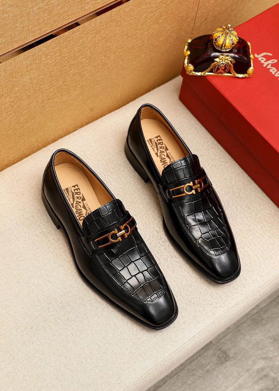 Men's shoes 💰480💰 Product trademark: Ferragamo "Ferragamo" casual leather shoes Regular size: 38-44 (45🉑️customized) Product materials: Selected imported first-layer open-edge beaded calfskin embossed upper + original hardware buckle, imported water-dyed cowhide leather lining. Strong three-dimensional visual effect, combined outsole Color: 2⃣️colors available